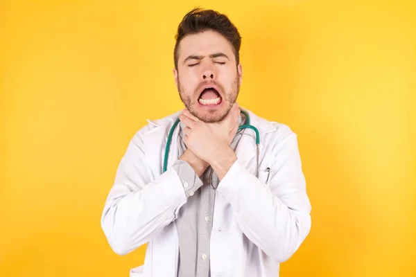 Joven Guapo Médico Caucásico Vestido Uniforme Médico Gritando Sofocado Porque — Foto de Stock