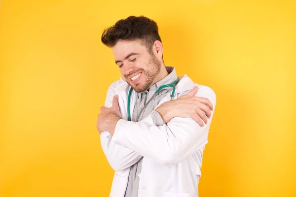 Jovem Homem Médico Caucasiano Vestindo Uniforme Médico Sobre Fundo Amarelo — Fotografia de Stock