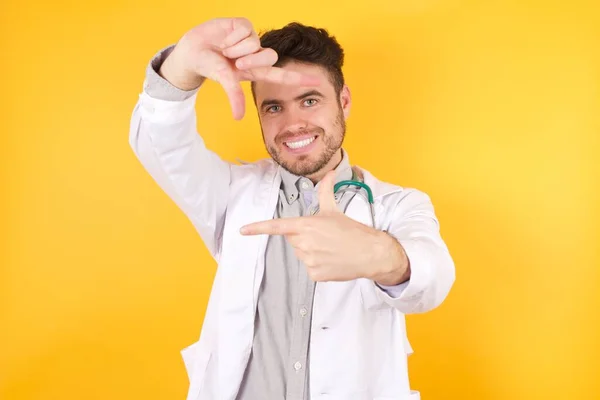 Tıbbi Üniforma Giyen Yakışıklı Beyaz Bir Doktor Elleriyle Parmak Çerçevesi — Stok fotoğraf