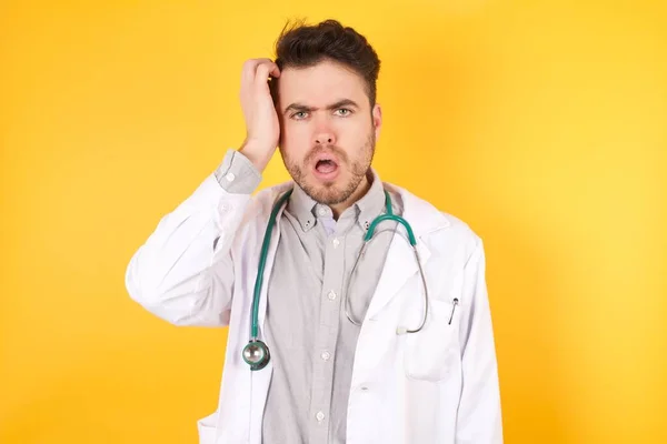 Zawstydzony Atrakcyjny Europejski Lekarz Noszący Mundur Medyczny Wstrząśniętym Wyrazem Twarzy — Zdjęcie stockowe