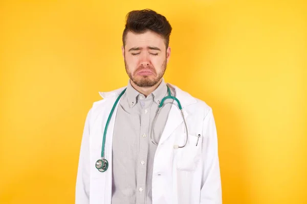 Triste Sombrio Rejeitado Jovem Médico Homem Vestindo Uniforme Médico Tem — Fotografia de Stock