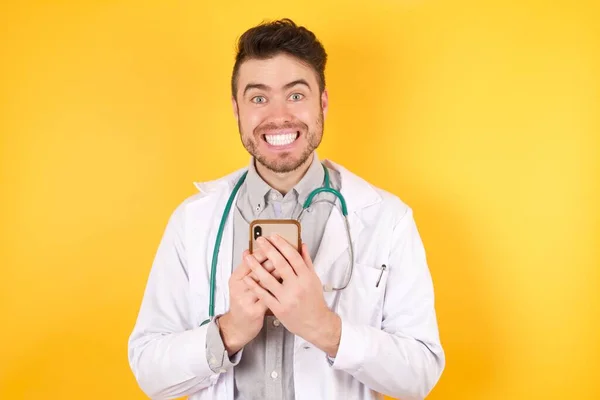 Copyspace Photo Cheerful European Doctor Man Wearing Medical Uniform Holding — Stock Photo, Image