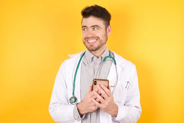 Foto Homem Médico Europeu Bonito Vestindo Uniforme Médico Segurar Mãos — Fotografia de Stock