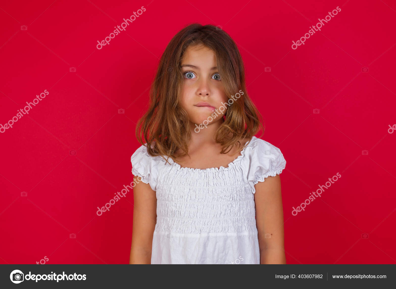 Carino Bambina Fare Smorfia Faccia Pazza Urlando Fuori Controllo Divertente  — Foto stock di © Roquillo #403607982, image size:1600x1168