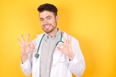 Sakin ol, her şey mükemmel. Doktor üniforması giyen mutlu ve keyifli bir adamın portresi kaliteli bir ürün öneriyor..