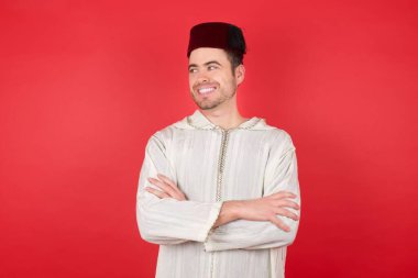 Fez 'in kollarını bağlayan yakışıklı genç adamın portresi.