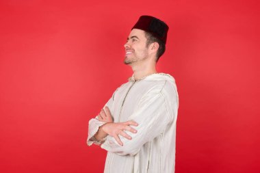 Fes takan yakışıklı bir gencin portresi yan tarafa bakıyor.  