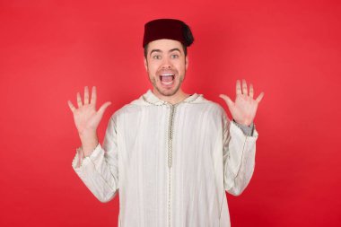 İyimser adam sevinçten avuçlarını kaldırır, birinden müthiş bir hediye aldığı için mutludur. Heyecanlı beyaz erkek çığlıkları.