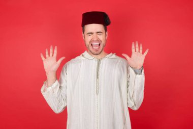 Geleneksel Türk şapkası giyen yakışıklı genç adam yüksek sesle gülüyor, komik fıkra ya da hikaye duyuyor, avuçlarını zevkle kaldırıyor. İnsanlar ve duygular.