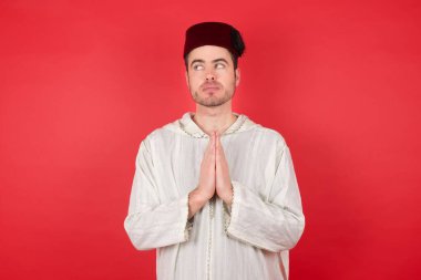 Geleneksel Türk şapkası giyen yakışıklı genç adam Fez el ele tutuşarak bir fikir oluşturdu..