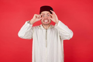 Geleneksel Türk şapkası giyen yakışıklı genç adam Fez bir başarı fırsatı bulmak için gözlerini açık tutuyor..