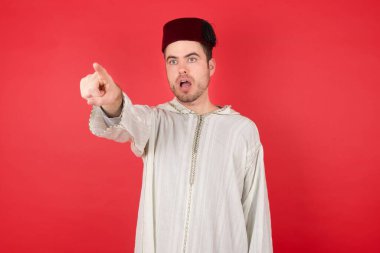 Fes takan yakışıklı genç adam parmağıyla işaret etti. İleride şaşırdı, ağzı açık kaldı. Önünde bir şey vardı..