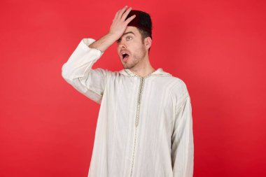 Geleneksel Türk şapkası giyen yakışıklı genç adam Fez bir hata sonucu el ele şaşkınlık yaşadı. Hatayı unutmayın. Unuttum, kötü hafıza konsepti.