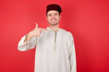 Genç adam Çince işaret dili B 'de sekiz numaralı parmaklarıyla görünüyor..