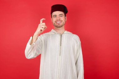 Neşeli genç adam Çince işaret diliyle dokuz numara Jiu 'yu gösteriyor.