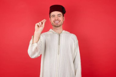 Genç adam Çince işaret dili Q 'da yedi parmak hareketi gösteriyor..