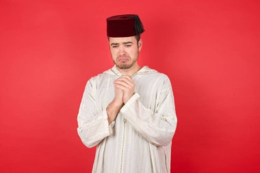 Stüdyoda ağlayan üzgün Müslüman adam 