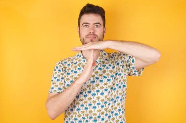 Yakışıklı genç adam mola veriyor..