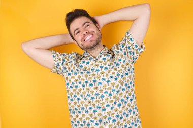 Yakışıklı genç adam kollarını açıyor, rahat pozisyonda.. 