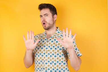 Yakışıklı genç adam reddediyor ve reddediyor. Korkmuş ve iğrenç bir ifadeyle. Dur ve yasakla.