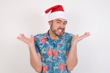 Noel şapkası takan cahil Avrupalı adam tereddütle omuz silkiyor, şüpheli bir durumla karşı karşıya, avuç içlerini açıyor, zor kararlar veriyor.