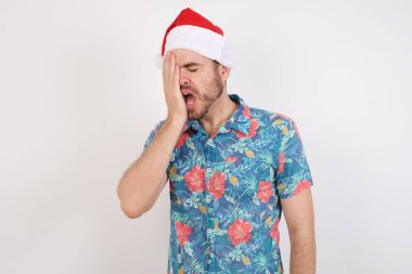 Noel Baba şapkalı genç adam esniyordu. Yarı yüzü, gözü ve ağzı eliyle kapatıyordu. Yüzüm acıyor..