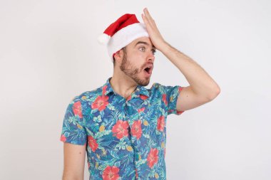 Noel Baba şapkalı genç adam hata yaptığı için şaşırdı. Hatayı hatırla. Unuttum, kötü hafıza konsepti.