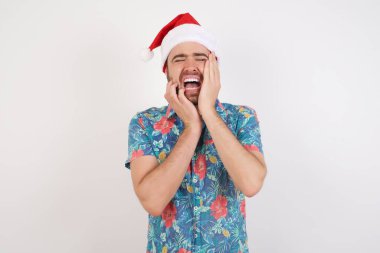 Noel Baba şapkalı genç adam kavga üstüne depresyon geçiriyor. Stresli görünüyor, suratını asıyor. Yakışıklı erkek kendini yalnız ve endişeli hissediyor.