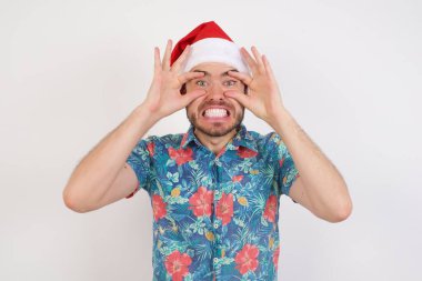 Noel Baba şapkalı genç adam bir başarı fırsatı bulmak için gözlerini açık tutuyor..