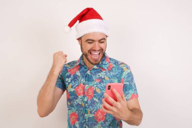 Noel Baba şapkalı duygusal genç adam akıllı fıkra kullanıyor.