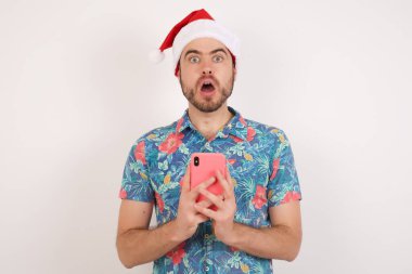 Noel Baba şapkalı duygusal genç adam akıllı fıkra kullanıyor.