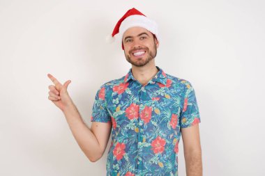 Genç adam Çince işaret dili B 'de sekiz numaralı parmaklarıyla görünüyor..