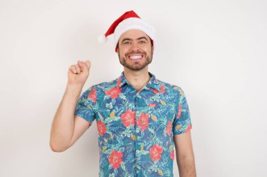 Noel Baba şapkalı genç adam Çince işaret dilinde on numarayı işaret ediyor.