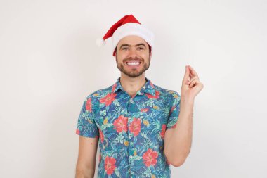 Genç adam Çince işaret dili Q 'da yedi parmak hareketi gösteriyor..