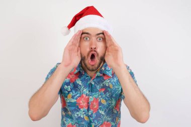 Noel Baba şapkalı genç adam, yüzü korkmuş, elleri başının üstünde, çenesi düşmüş, müthiş bir ifadesi var. Omg kavramı