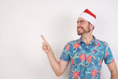 Noel Baba şapkalı genç adam...  