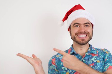  Sarı arka planda Noel şapkalı bir adam el ele tutuşup ilan veriyor. 