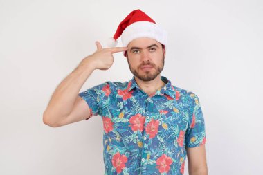 Noel Baba şapkalı genç adam dudaklarını kıvırıyor ve intihar jesti yapıyor, her şeyden bıkıp, eliyle şakağına ateş ediyor., 