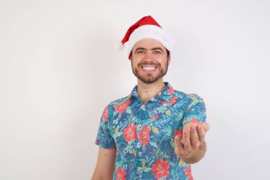 Noel Baba şapkalı genç adam yardım ve kabullenme teklif ediyor..