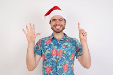  Beyaz arka planda Noel şapkası takan adam. 