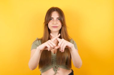 Güzel genç bir kadın negatif işaret veriyor..