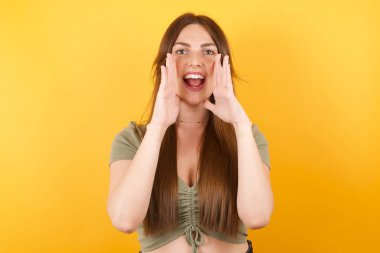 Güzel genç bir kadın heyecanlı bir şekilde bağırıyor.