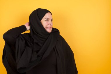 Kafası karışık ve soru soran yetişkin bir kadın. Şüpheyle kararsız, kafa kafaya düşünerek. Düşünceli kavram.