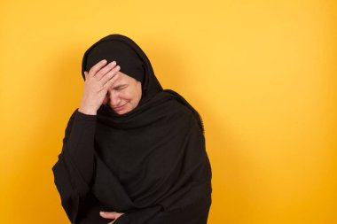 Çok üzgün ve yalnız bir kadın ağlıyor.