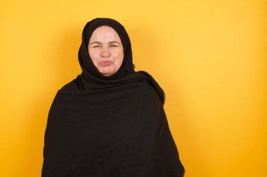 Başörtüsü takan olgun kadınların sorunları ve zorlukları vardır, alt dudak kıvrımları vardır ve umutsuzca gözlerini kapatır, moda şovuna katılmak için umutsuzca çabaladıktan sonra depresyona girer.