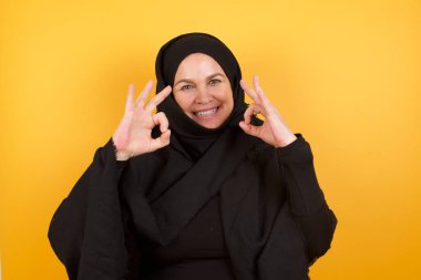 Olgun bir kadın iki elini de 