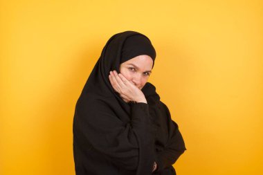 Olgun bir kadın el ele tutuşurken diğer eliyle onu desteklerken yorgun ve hasta görünüyor.,  