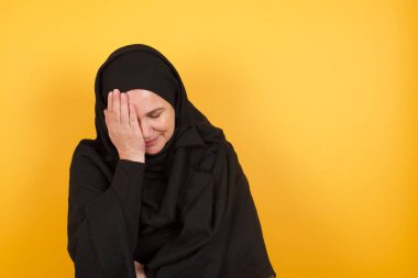 Olgun bir kadının uykulu bir ifadesi, kasvetli bir bakışı, yüzü elle kaplanmış, gözleri kapalı, yorgunluktan soluk soluğa kalmış, parti üstüne yorgunluk.