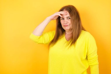 Güzel, olgun bir kadın. Sorunları var. Endişeli ve stresli..