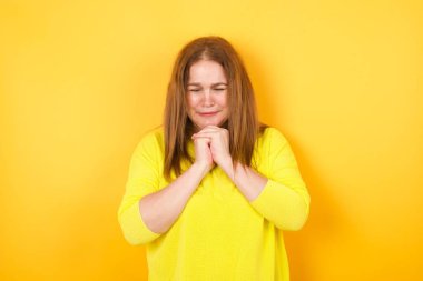 Stüdyoda ağlayan beyaz kadın 